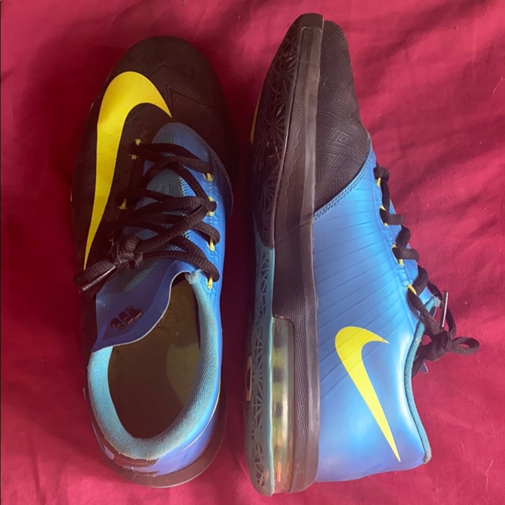 Kd 6. blue and black tennis shoes